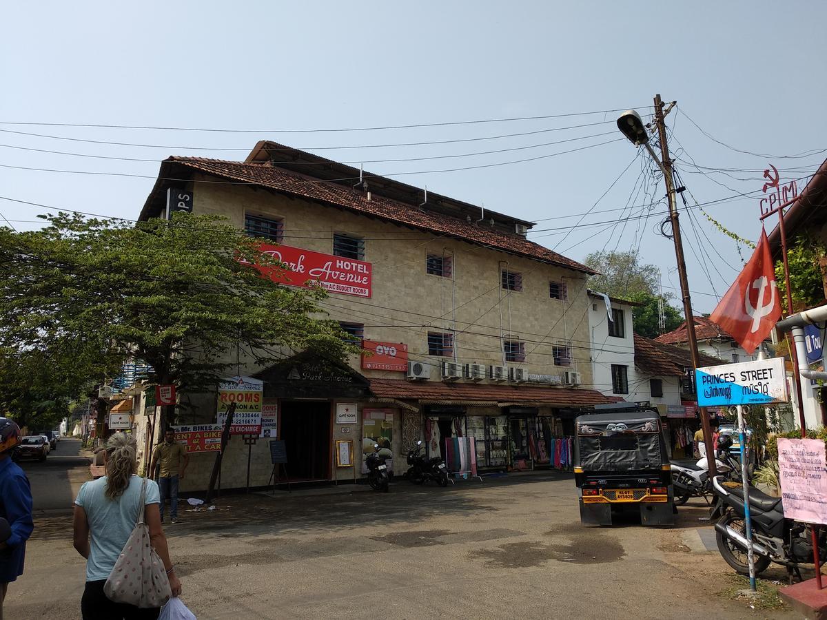 Hotel Park Avenue Kochi Esterno foto